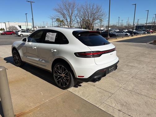 2022 Porsche Macan Base