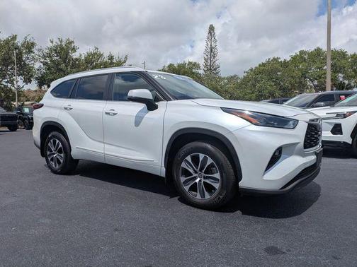 Wind Chill Pearl 2023 Toyota Highlander XLE