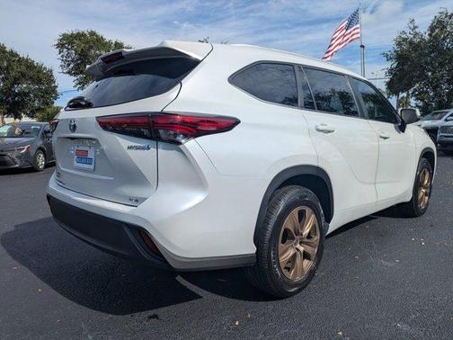 2023 Toyota Highlander Hybrid Bronze Edition