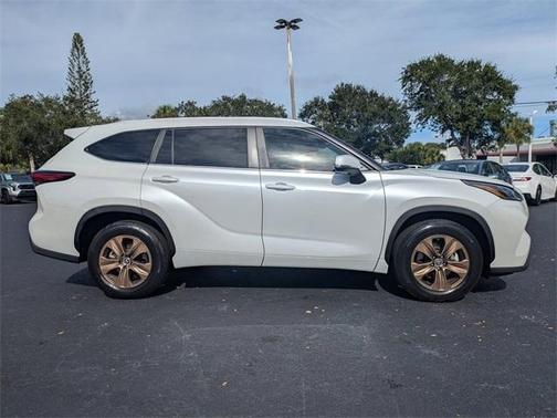 2023 Toyota Highlander Hybrid Bronze Edition