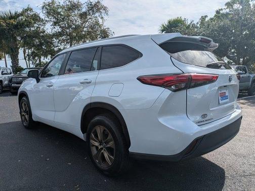 2023 Toyota Highlander Hybrid Bronze Edition