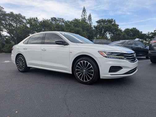 Pure White 2022 Volkswagen Passat 2.0T Limited Edition