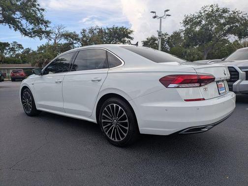 Pure White 2022 Volkswagen Passat 2.0T Limited Edition