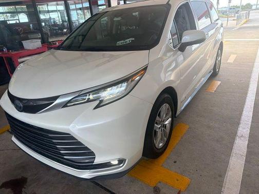 Blizzard Pearl 2021 Toyota Sienna Limited 7-Passenger