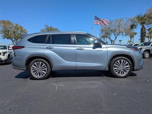 2021 Toyota Highlander Hybrid Platinum