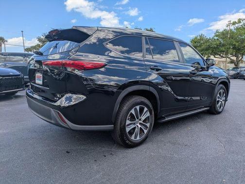Midnight Black Metallic 2023 Toyota Highlander XLE