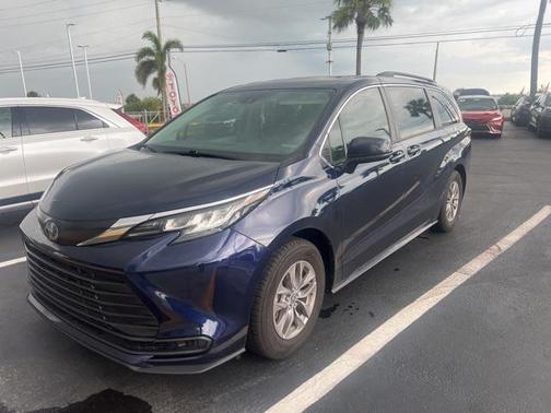 2022 Toyota Sienna LE