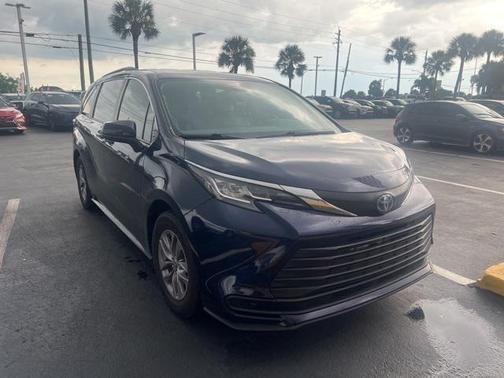 2022 Toyota Sienna LE
