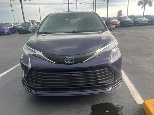 2022 Toyota Sienna LE