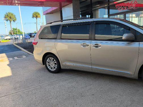 Creme Brulee Mica 2017 Toyota Sienna XLE