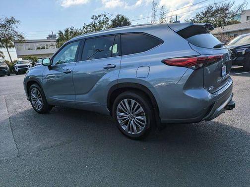 Moon Dust 2021 Toyota Highlander Platinum