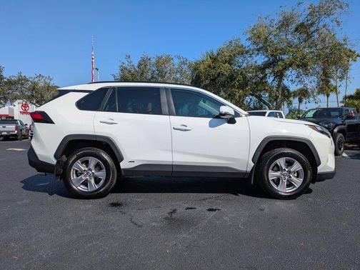 2022 Toyota RAV4 Hybrid XLE