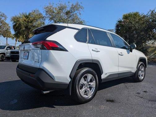 2022 Toyota RAV4 Hybrid XLE