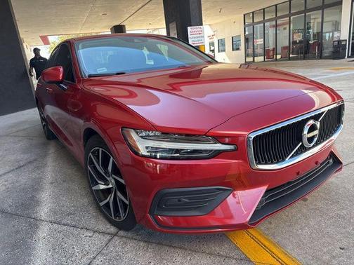 2020 Volvo S60 T6 Momentum