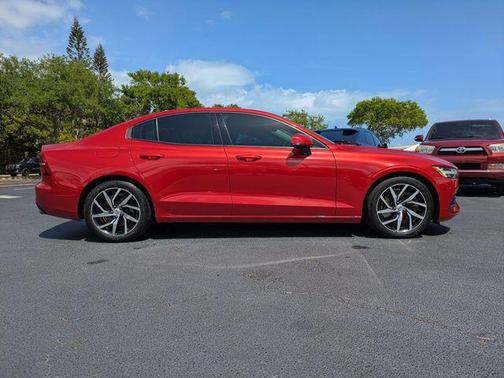 2020 Volvo S60 T6 Momentum