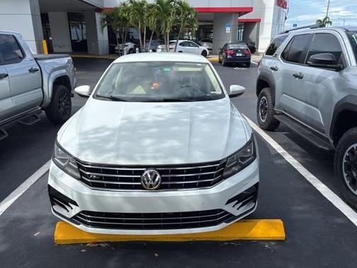 2018 Volkswagen Passat 2.0T R-Line
