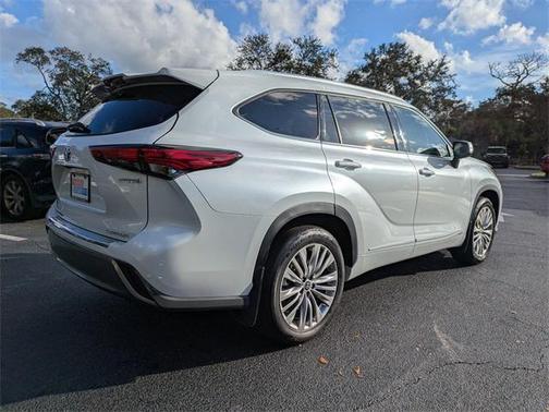 2022 Toyota Highlander Hybrid Platinum
