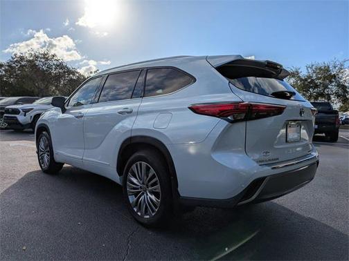 2022 Toyota Highlander Hybrid Platinum