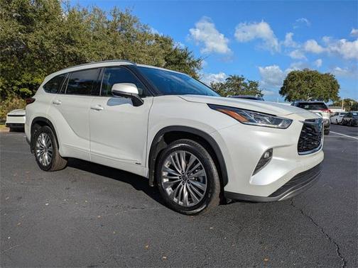 2022 Toyota Highlander Hybrid Platinum