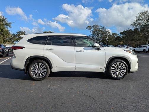 2022 Toyota Highlander Hybrid Platinum