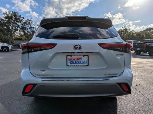 2022 Toyota Highlander Hybrid Platinum