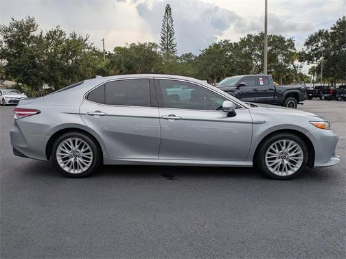 2020 Toyota Camry Hybrid XLE