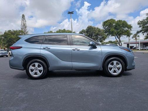 Moon Dust 2023 Toyota Highlander LE