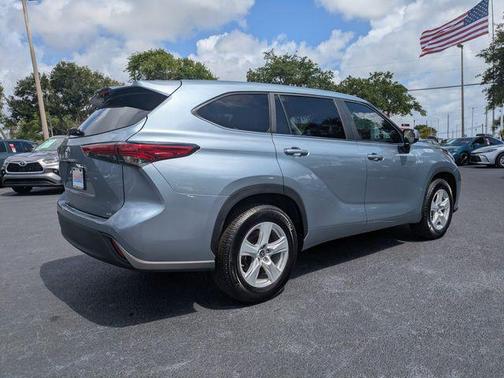 Moon Dust 2023 Toyota Highlander LE