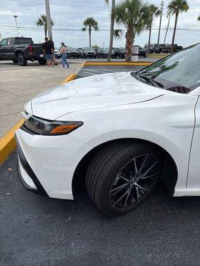 Ice Cap 2024 Toyota Camry Hybrid SE