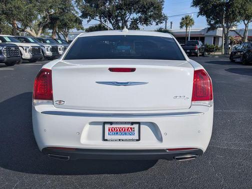 Bright White Clearcoat 2019 Chrysler 300 C