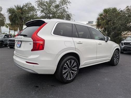 2022 Volvo XC90 T5 Momentum