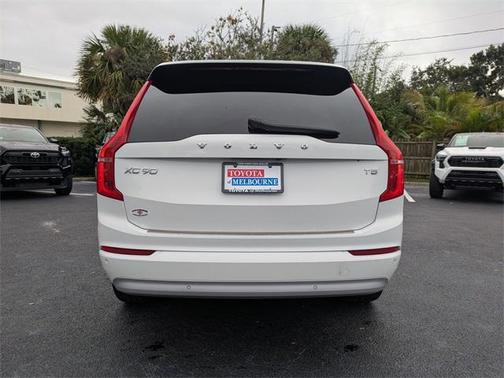 2022 Volvo XC90 T5 Momentum