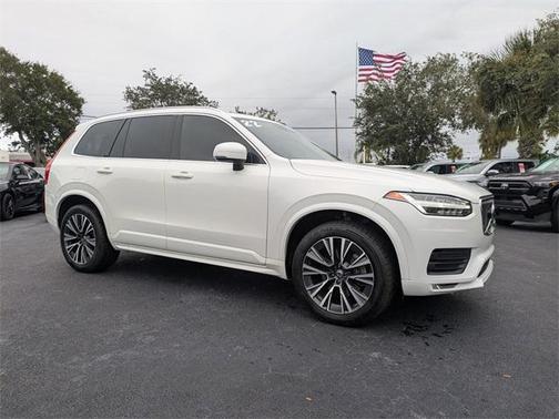 2022 Volvo XC90 T5 Momentum