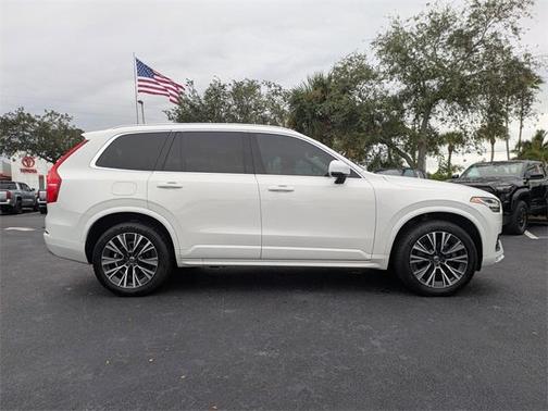 2022 Volvo XC90 T5 Momentum