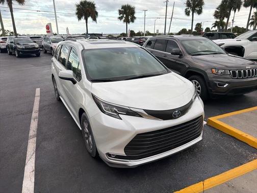 2022 Toyota Sienna XLE