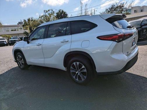 Blizzard Pearl 2021 Toyota Highlander XLE