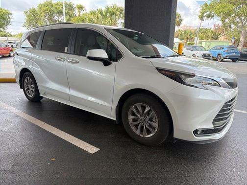 Wind Chill Pearl 2025 Toyota Sienna XLE