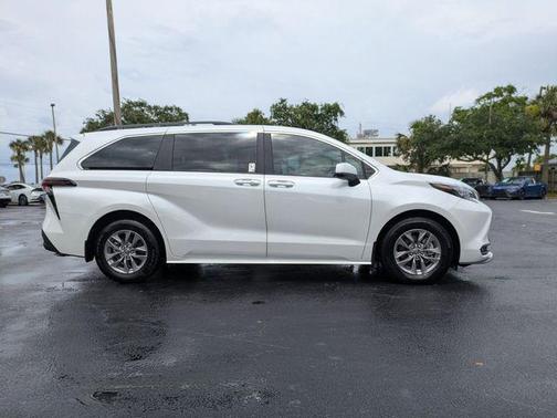 Wind Chill Pearl 2025 Toyota Sienna XLE