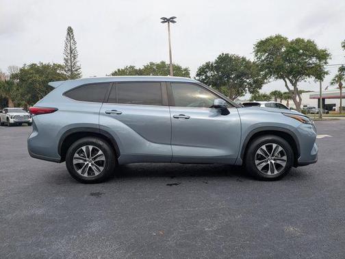 Moon Dust 2023 Toyota Highlander XLE