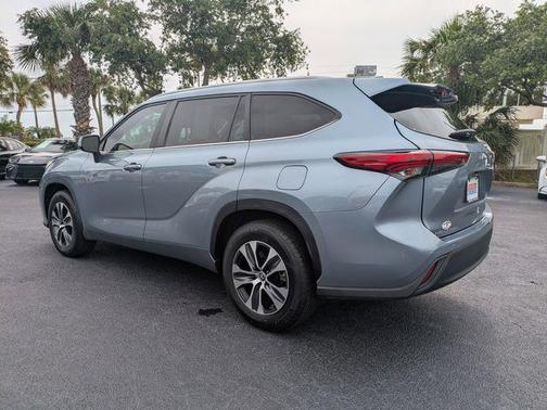 Moon Dust 2023 Toyota Highlander XLE