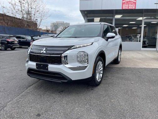 2025 Mitsubishi Outlander ES