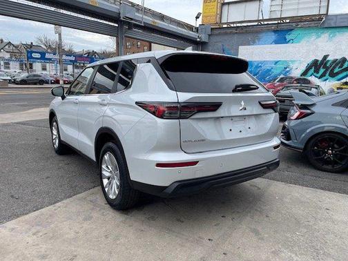 2025 Mitsubishi Outlander ES