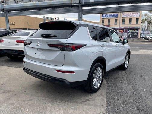 2025 Mitsubishi Outlander ES