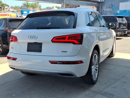 Ibis White 2020 Audi Q5 40 Premium Plus