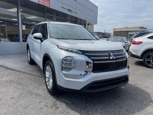 2025 Mitsubishi Outlander ES