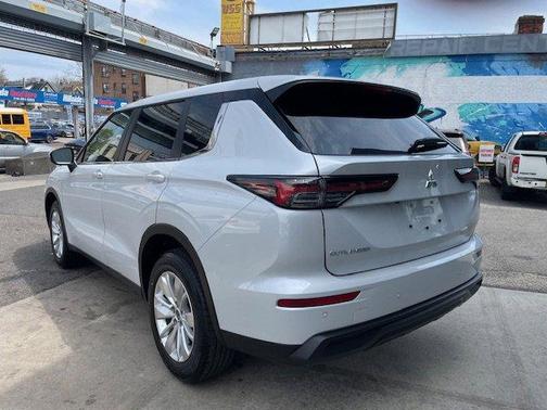 2025 Mitsubishi Outlander ES