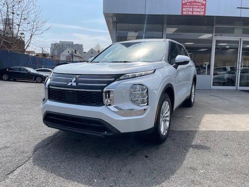 2025 Mitsubishi Outlander ES