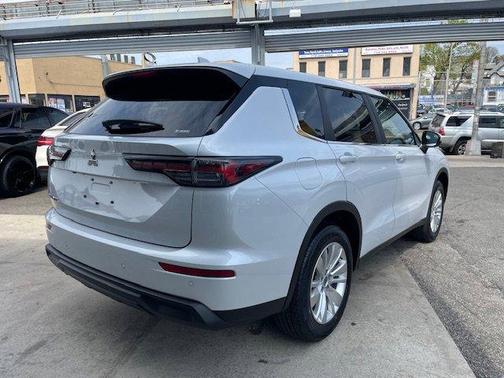 2025 Mitsubishi Outlander ES