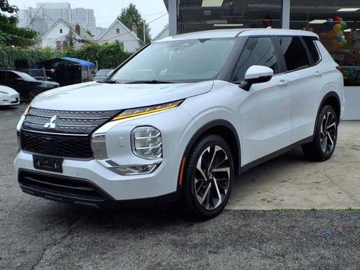 2023 Mitsubishi Outlander SE