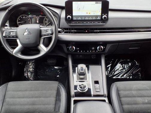 2023 Mitsubishi Outlander SE
